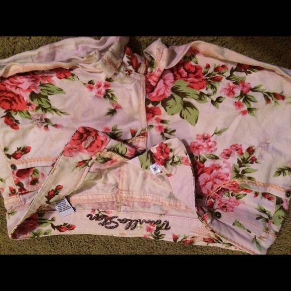 ❣BLOW OUT SALE❣Pink roses shorts size 11 females - Picture 1 of 3